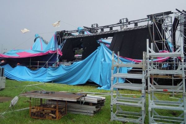 Les rafales de vent ont balayé le chapiteau qui abritera ce week-end la scène "Club" du Pukkelpop.