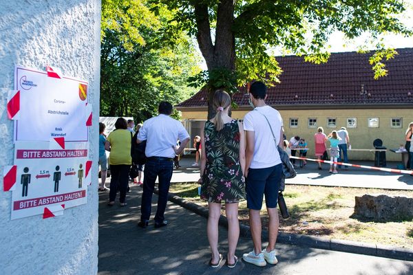 Habitants de Warendorf (Nord de l'Allemagne) attendant pour un test covid19 le 25 juin 2020