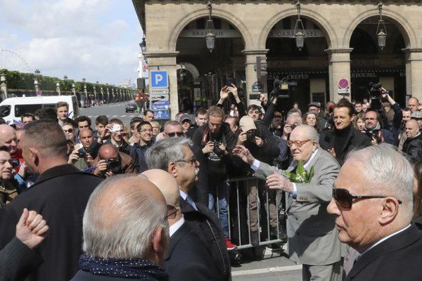 Jean-Marie Le Pen a rendu hommage à Jeanne d'Arc ce mardi 1er mai, place des Pyramides à Paris.