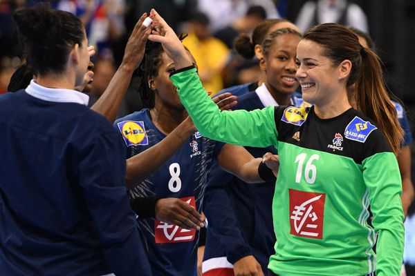 La joie de Cléopâtre Darleux et de ses co-équipières après leur victoire contre Le Paraguay lors du mondial en Allemagne