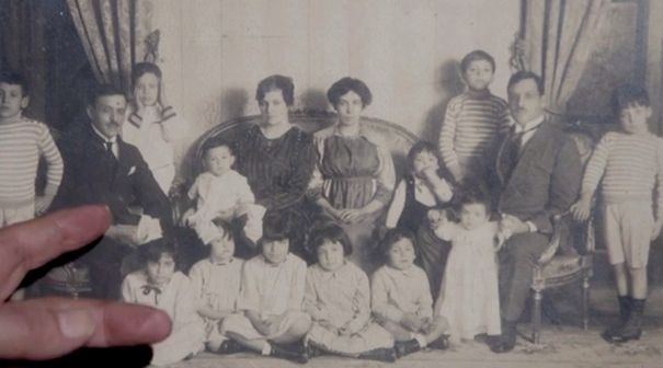 photo de famille d'Aristides et de son frère jumeau