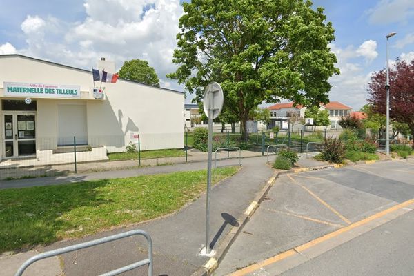 L'école maternelle des Tilleuls à Fagnières. On aperçoit l'aire de stationnement réservée aux bus scolaires.