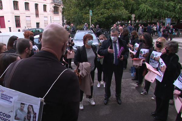 Une vingtaine de travailleurs sociaux de la ville de Besançon ont accueilli la maire Anne Vignot et son équipe pour demander une meilleure reconnaissance de leur profession.