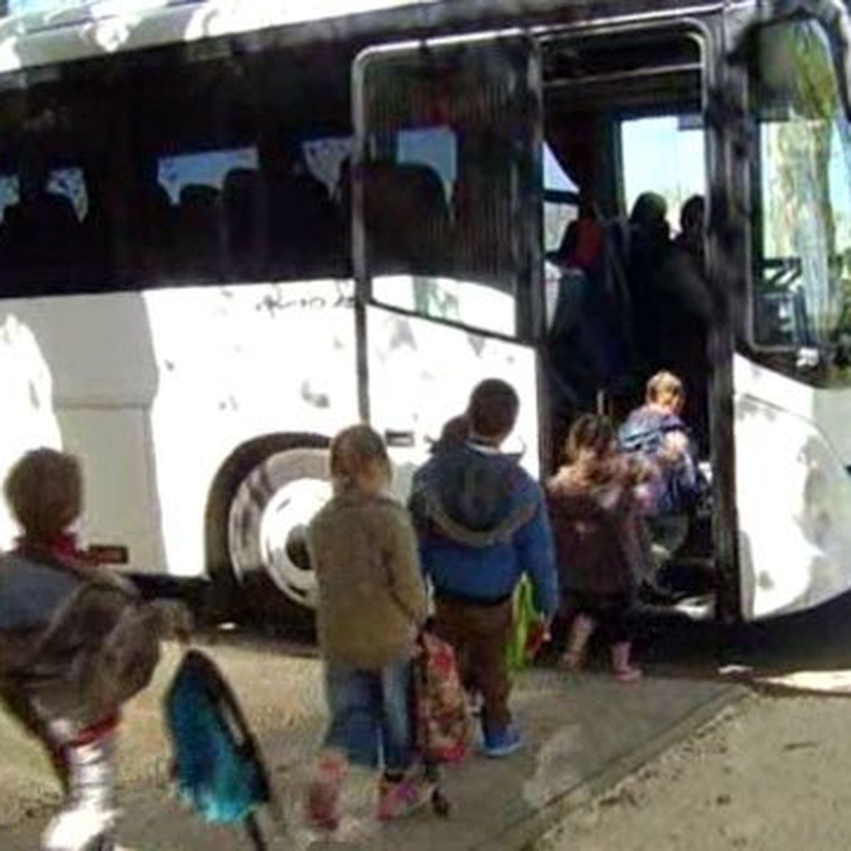 Des animatrices oublient un enfant dans un bus - Elle