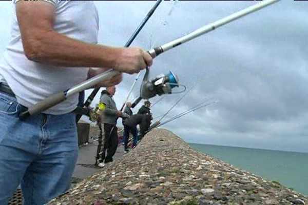 Ici, sur la jetée ouest, les pêcheurs trouveraient moins de bars, de bouquets et de maquereaux que sur la jetée est.