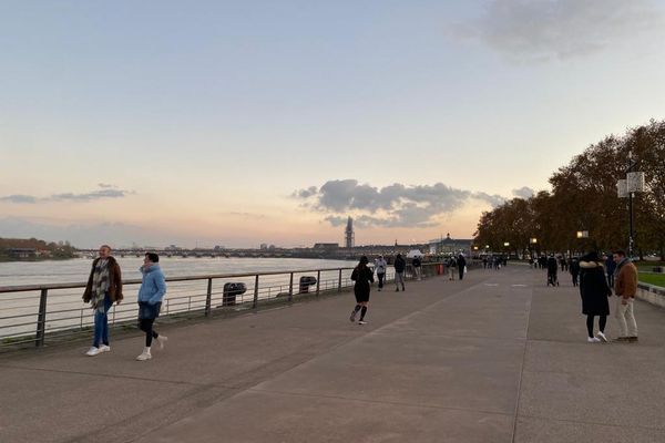 Echarpe et bonnets pour la promenade ce week-end sur les quais de Bordeaux. 
Il fera 9 degrés dans la capitale girondine. Les températures minimales vont complètement chuter, - 9 à Brive.
