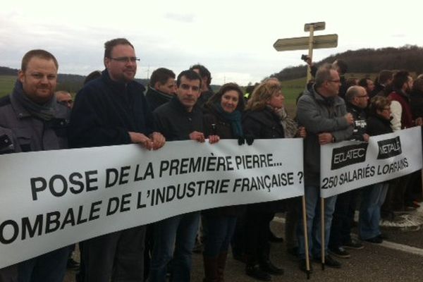 Une petite centaine de salariés, de la société Eclatec ont fait le déplacement jusqu'à la gare Meuse TGV, lundi 21 mars 2016.