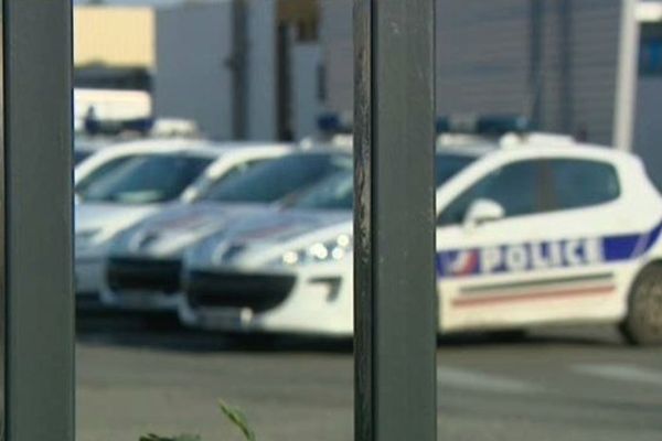 De nombreux véhicules de police sont immobilisés, en attente de réparation.