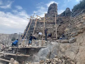 Opoul-Périllos (Pyrénées-Orientales) - Les pierres utilisées pour la rénovation sont récupérées dans les ruines - août 2024.