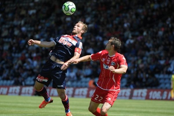 Valère Germain face au défenseur de Nîmes Gary Kagelmacher