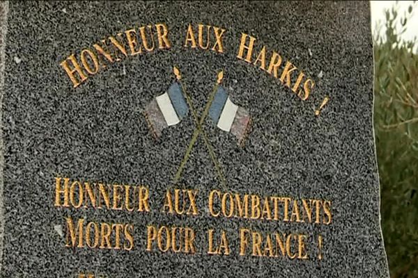 Stèle en hommage aux combattants harkis à Saint-Laurent-des-Arbres (Gard), en 2019. 