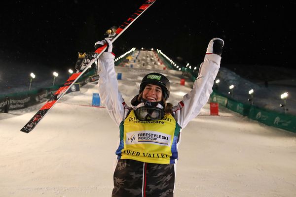 Perrine Laffont fête sa victoire à la coupe du monde FIS Freestyle aux Etats Unis le 6 février dernier