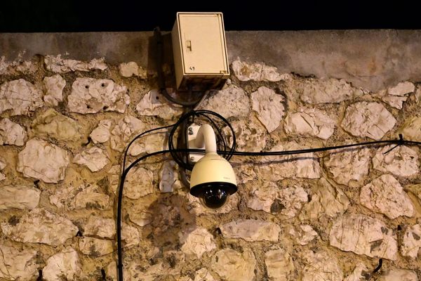 Le boitier technique d'une caméra de surveillance a été incendiée, ce jeudi 26 novembre, dans le quartier Colbert, à Marseille.