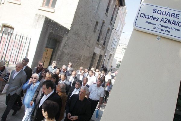 En 2011, Charles Aznavour et le maire de Valence de l'époque, Alain Maurice, inaugurent le nouveau square du centre ville. Un square baptisé "Charles AZNAVOUR" .