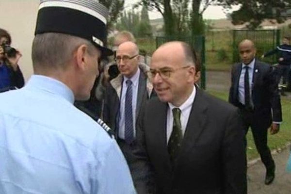 Bernard Cazeneuve venu féliciter les gendarmes de la Somme et de l'Oise à Roye