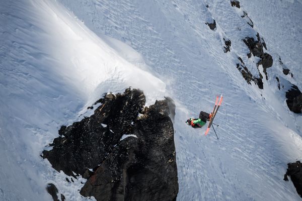 Le Français Leo Slemett a offert un beau spectacle au public en réalisant un "backflip" au-dessus d'une barre rocheuse.