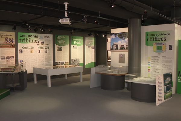 Le Musée des Verts propose une exposition temporaire sur le stade Geoffroy-Guichard, le fameux "chaudron" qui a fêté ses 90 ans en septembre 2021. Une enceinte sportive, voire un lieux de pèlerinage, dont la physionomie a changée au fil des ans, des succès et des coups de moins bien. Et à l'origine de cette histoire, il y avait donc ... un certain Geoffroy Guichard, entrepreneur ligérien et fondateur du groupe Casino.