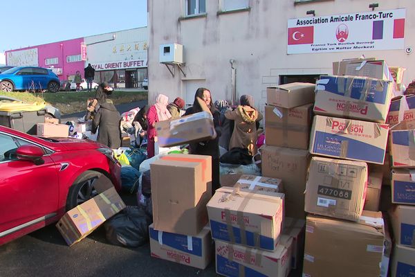 L'afflux de donateurs et de donatrices ne cesse pas après le séisme, devant cette association Franco-Turque de Besançon installée dans la zone commerciale de Chateaufarine.