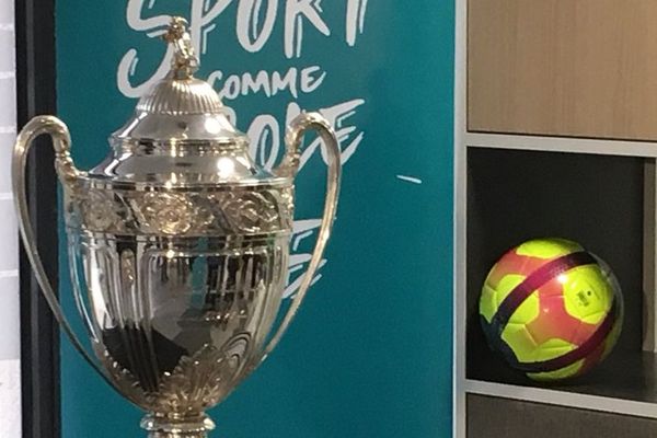 La coupe de FRance exposée à Pontivy pour les 32e de finale. 