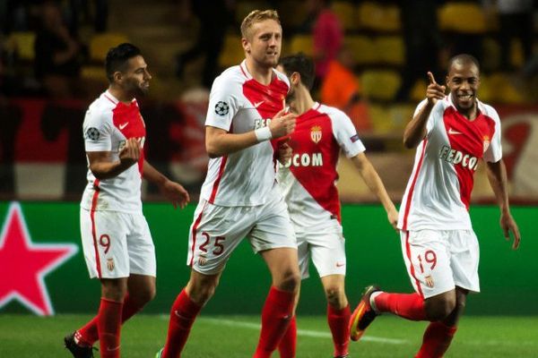 Le défenseur Djibril Sidibe (droite) félicite son coéquipier lors du match de Ligue des Champions face au Tottenham Hotspur FC, le 22 novembre 2016 au stade Louis II