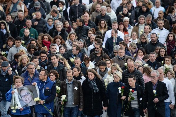 Jonathann Daval entouré de sa belle famille, lors de la marche blanche en l'honneur d'Alexia Daval, en 2017.