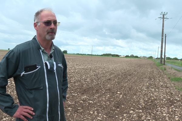 Stéphane Reignier, éleveur céréalier à Saint-Symphorien (Deux-Sèvres), "n’aime pas" les effaroucheurs, mais est contraint de les utiliser.