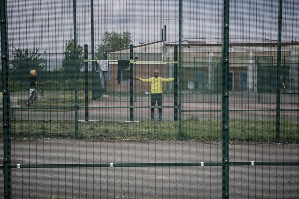 Un homme fait de l'exercice à l'intérieur du centre de détention administrative du Mesnil-Amelot (93), au nord de Paris, le 6 mai 2019.