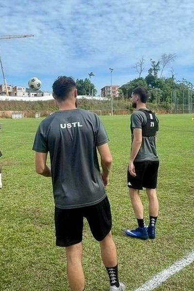 Les joueurs de l'US Thionville Lusitanos s'entrainent en Guyane.