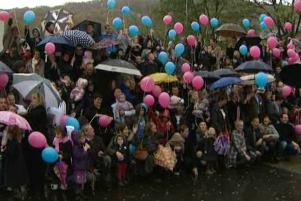 La photo de famille pour les 25 ans de la PMA à la Polyclinique de Franche-Comté à Besançon