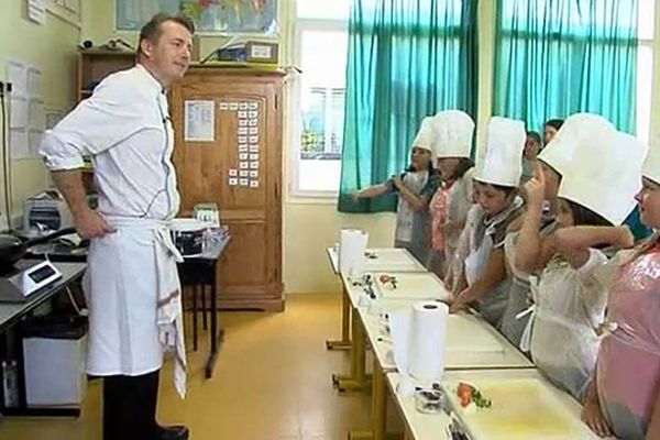 Cours de cuisine à l'école de Saint-aubin-des-Préaux