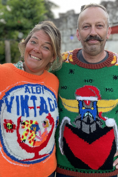 Le double champion du monde du pull moche, Jérôme Viau, prend beaucoup de plaisir à tricoter des pulls... très... colorés.