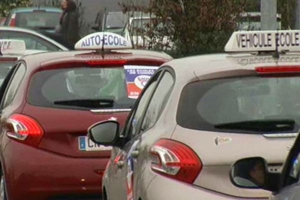 Les moniteurs d'auto-école se font les porte-parole de leurs candidats. Ces derniers supportent mal d'attendre des mois avant de pouvoir se présenter, ou se représenter aux différents examens du permis de conduire.