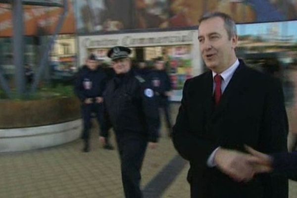 Denis Robin, préfet du Pas-de-Calais, à sa sortie du centre commercial des 4B à Calais. 