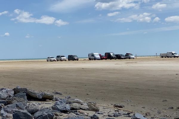 Les habitants ont pris l'habitude de stationner sur la plage du Rouet.