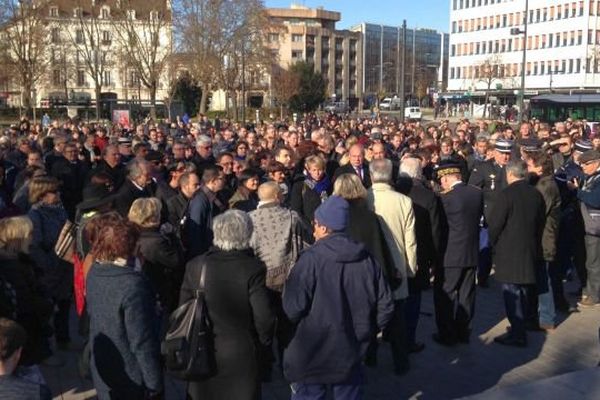 Recueillement et Marseillaise, place de la République de Dijon.