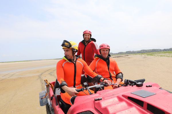 À l'arrière du véhicule amphibie, le youtubeur Benoît Coulaud découvre la baie de Somme.