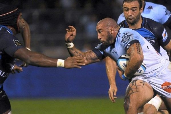 David Roumieu (à droite), de l'Aviron Bayonnais, face à Bobins Tchale Watchou du MHR lors du match au pays Basque