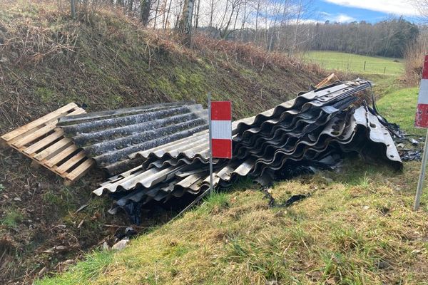 Deux tonnes de plaques de fibrociment ont été abandonnées au bord de la RD337.