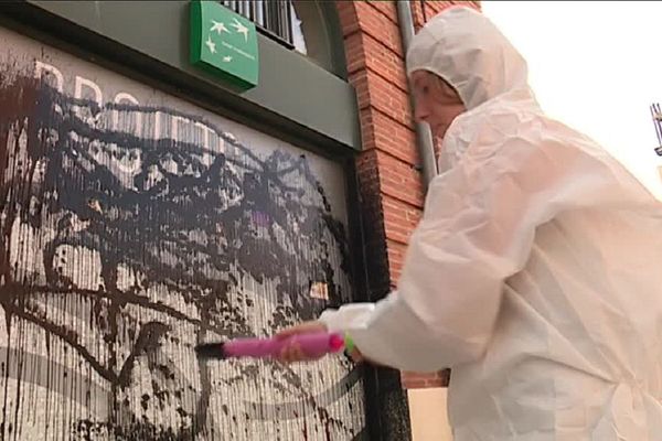 "Financer le réchauffement climatique ? Pas avec notre argent" ont scandé les militants d'Attac en aspergeant de peinture noire la façade de la banque vendredi matin.