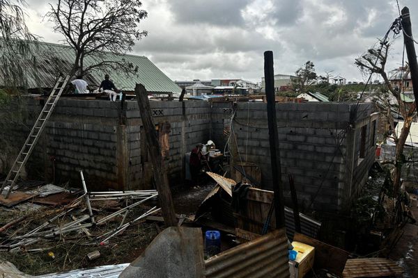 Sa maison pas encore terminée, Hamada Nadjidou ne peut que constater les dégâts. Des personnes sans abris ont pu s'y réfugier, et tentent de réparer un semblant de toiture.