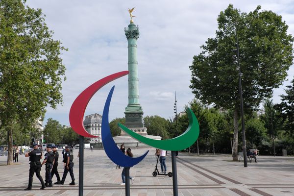 Les anneaux paralympiques sur la place de la Bastille à Paris