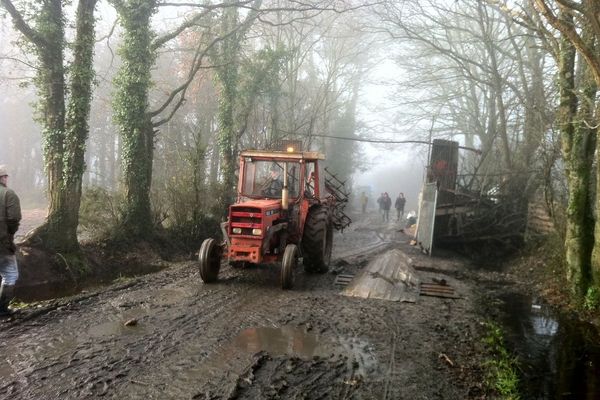 Les tracteurs sur les routes de la "ZAD"