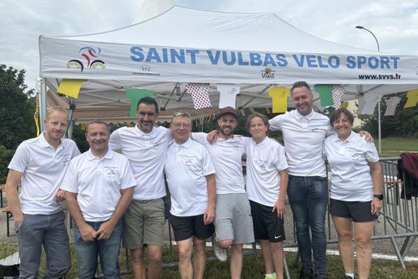 Mercredi 3 juillet la ville de Saint-Vulbas accueille l'arrivée de la 1ere étape 100% française de ce tour de France 2024. Un privilège dans une grande boucle qui, cette année, ne fait que passer en Auvergne-Rhône-Alpes. Et le club de Saint-Vulbas Vélo Sport a forcément la tête dans le guidon : au côté des services techniques de la mairie, ses adhérents sont sur tous les fronts.