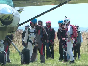 Des amateurs de parachutisme viennent de toute la France ce week-end à Niort, pour découvrir la discipline ou se perfectionner.