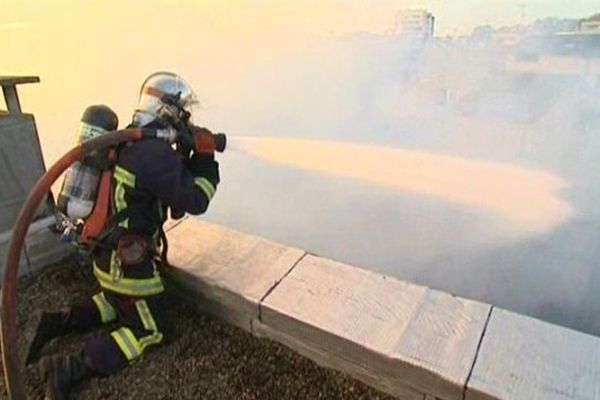 Un pompier luttant contre un incendie ( archives ) 