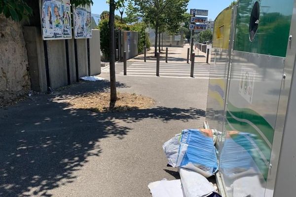 Illustration. Un homme a été interpellé dimanche à Marseille, alors qu'il arrachait des affiches de campagne devant un bureau de vote.