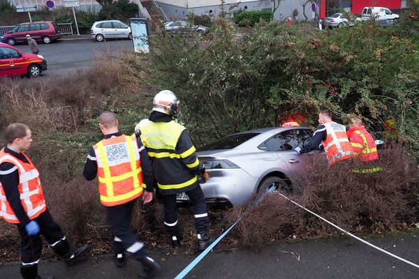 France : des pompiers essayent de secourir une femme dans son véhicule après un accident.