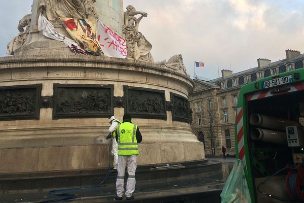 Le service de propreté de Paris à pied d'oeuvre pour nettoyer la capitale.