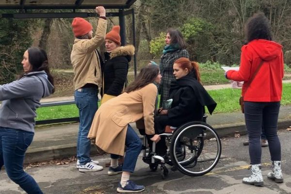 Yaël et Vanda jouant la scène de la rencontre amoureuse dans le bus mimé.