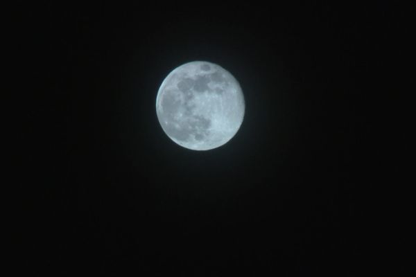 Se balader en raquette une nuit de pleine lune pour observer les étoiles et en prendre plein les yeux